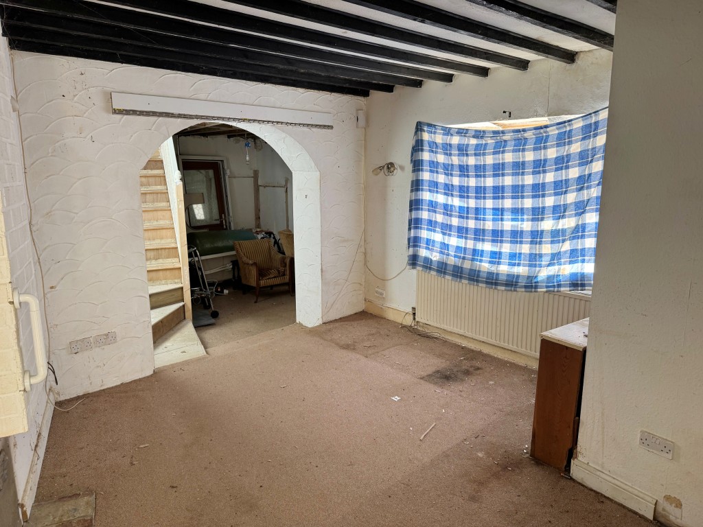 Lot: 179 - LEASEHOLD TOWN CENTRE COTTAGE FOR IMPROVEMENT WITH ADDITIONAL FREEHOLD LAND TO THE REAR - The Living Room